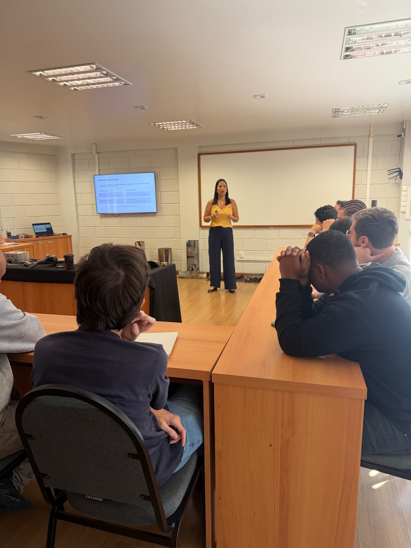 Jamelle Oliveira apresentando conteúdo para colaboradores em sala de aula