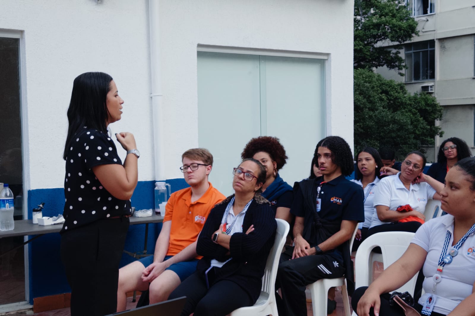 Jamelle Oliveira palestrando para equipe em ambiente externo